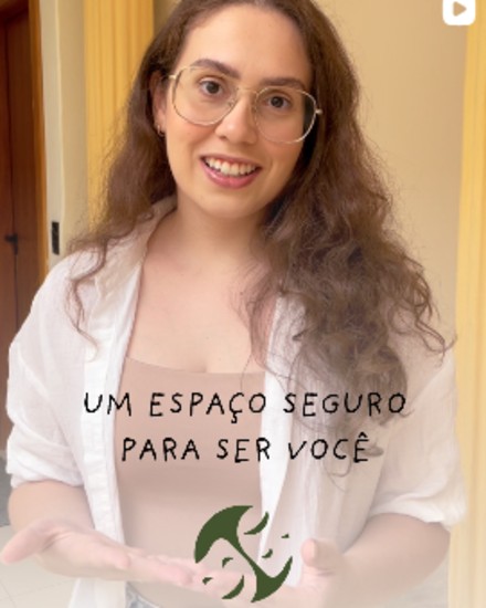 Ana de óculos e camisa branca falando para a câmera, com a frase Um espaço seguro para ser você