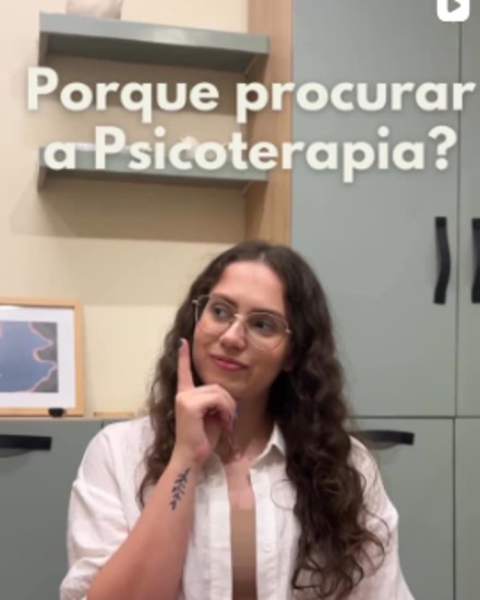 Ana sentada no consultório, de óculos, em vídeo com a pergunta por que procurar a psicoterapia